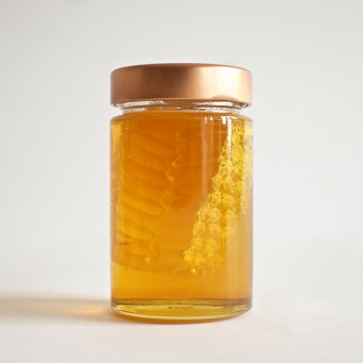 Glas Flensburger Honig mit Wabe, ohne Etikett, Presshonig von Flensburger Stadtbienen mit Wabenstück aus Naturwabenbau, naturbelassener Stadthonig mit Wabenhonig