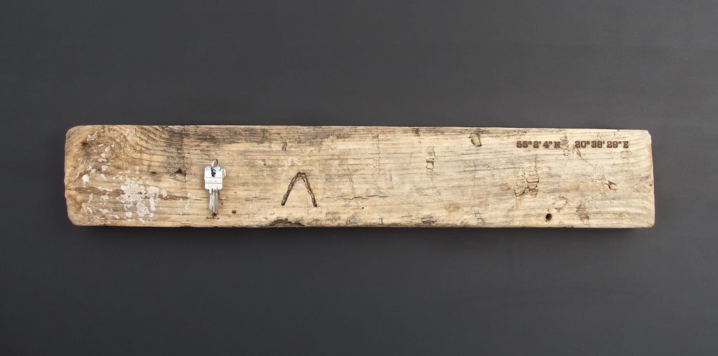 Magnetic Driftwood Board 55° 2' 4" North 20° 38' 29" East aus Treibholz gefunden am Strand in Russia, Ostsee. Das Magnetbrett kann als Schlüsselbrett, Messerbrett, Messerleiste, Fotoleiste oder Bilderleiste genutzt werden.