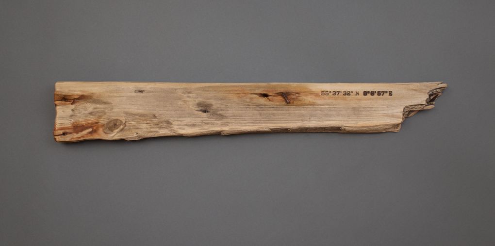 Magnetic Driftwood Board 55° 37' 32" North 8° 6' 57" East aus Treibholz gefunden am Strand in Dänemark, Nordsee. Das Magnetbrett kann als Schlüsselbrett, Messerbrett, Messerleiste, Fotoleiste oder Bilderleiste genutzt werden.