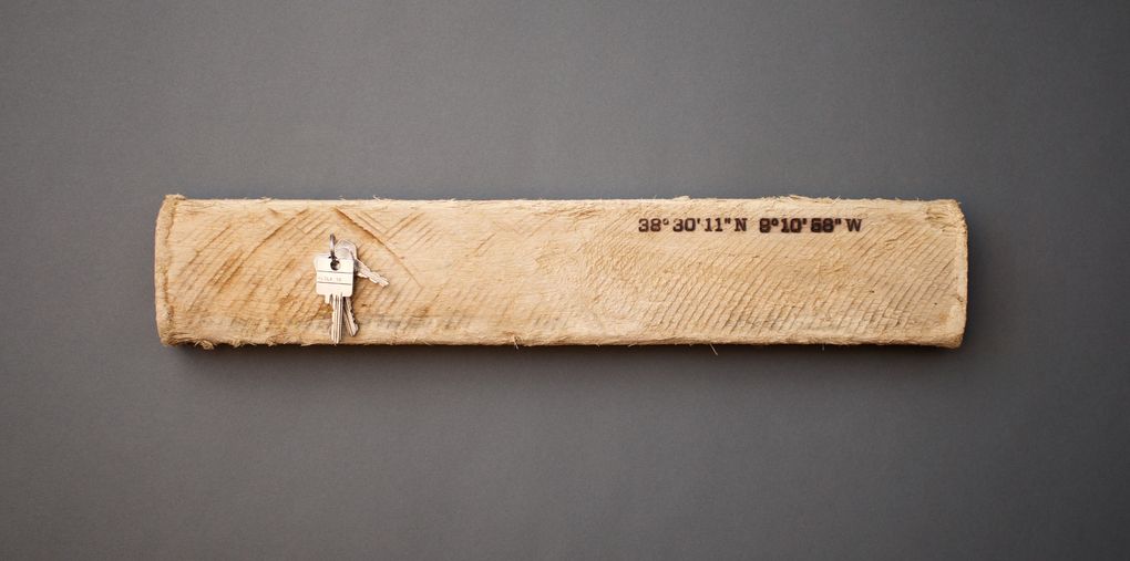 Magnetic Driftwood Board 38° 30' 11" North 9° 10' 58" West aus Treibholz gefunden am Strand in Portugal, Atlantischer Ozean. Das Magnetbrett kann als Schlüsselbrett, Messerbrett, Messerleiste, Fotoleiste oder Bilderleiste genutzt werden.