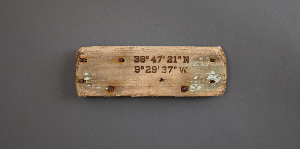 Magnetic Driftwood Board 38° 47' 21" North 9° 29' 37" West aus Treibholz gefunden am Strand in Portugal, Atlantischer Ozean. Das Magnetbrett kann als Schlüsselbrett, Messerbrett, Messerleiste, Fotoleiste oder Bilderleiste genutzt werden.