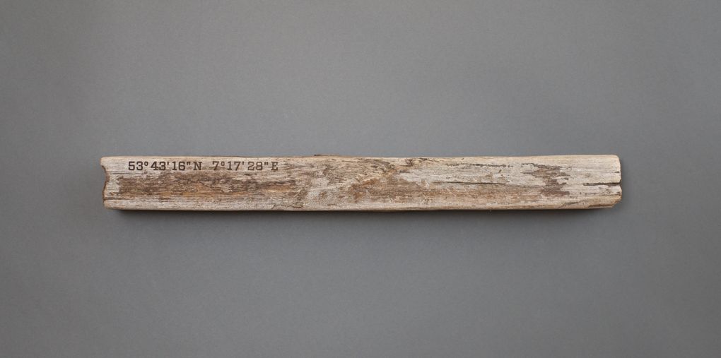 Magnetic Driftwood Board 53° 43' 16" North 7° 17' 28" East aus Treibholz gefunden am Strand in Deutschland, Nordsee. Das Magnetbrett kann als Schlüsselbrett, Messerbrett, Messerleiste, Fotoleiste oder Bilderleiste genutzt werden.
