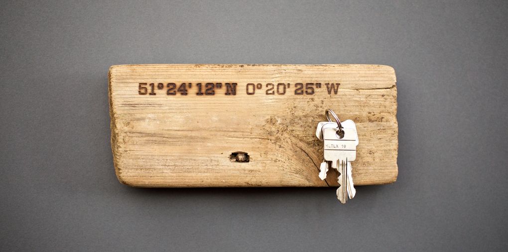 Magnetic Driftwood Board 51° 24' 12" North 0° 20' 25" West aus Treibholz gefunden am Strand in England, Fluss Themse. Das Magnetbrett kann als Schlüsselbrett, Messerbrett, Messerleiste, Fotoleiste oder Bilderleiste genutzt werden.