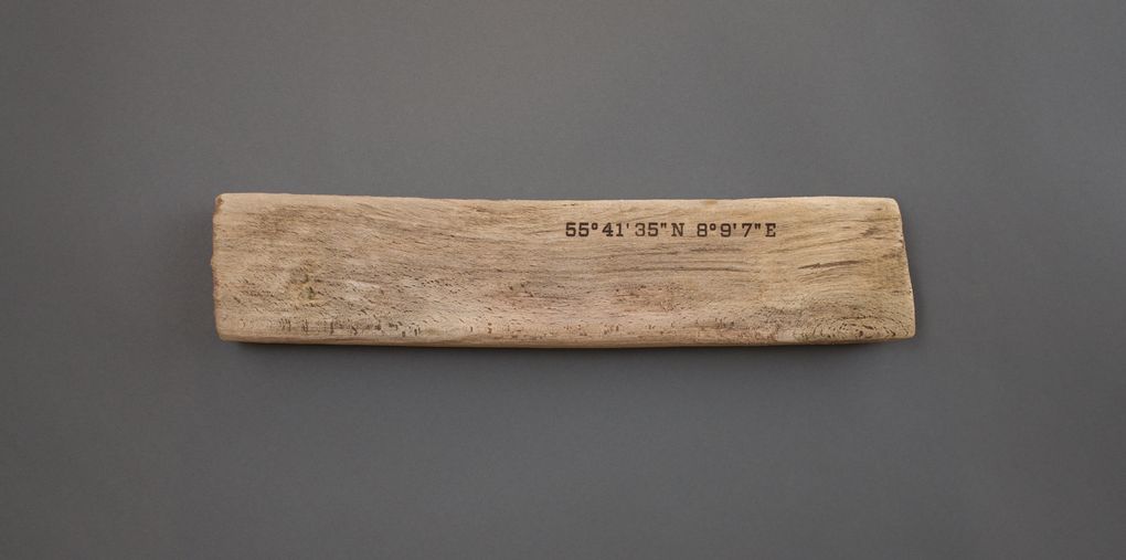 Magnetic Driftwood Board 55° 41' 35" North 8° 9' 7" East aus Treibholz gefunden am Strand in Dänemark, Nordsee. Das Magnetbrett kann als Schlüsselbrett, Messerbrett, Messerleiste, Fotoleiste oder Bilderleiste genutzt werden.
