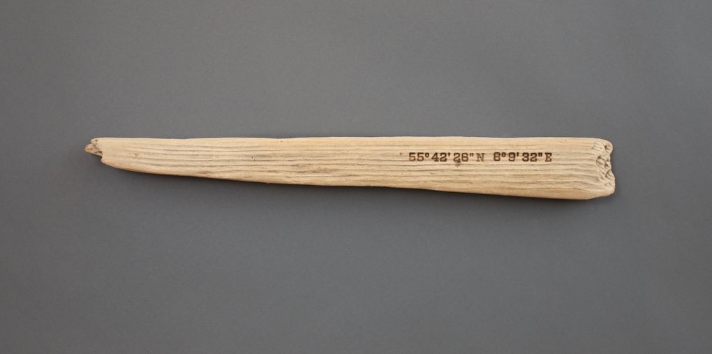 Magnetic Driftwood Board 55° 42' 26" North 8° 9' 32" East aus Treibholz gefunden am Strand in Dänemark, Nordsee. Das Magnetbrett kann als Schlüsselbrett, Messerbrett, Messerleiste, Fotoleiste oder Bilderleiste genutzt werden.