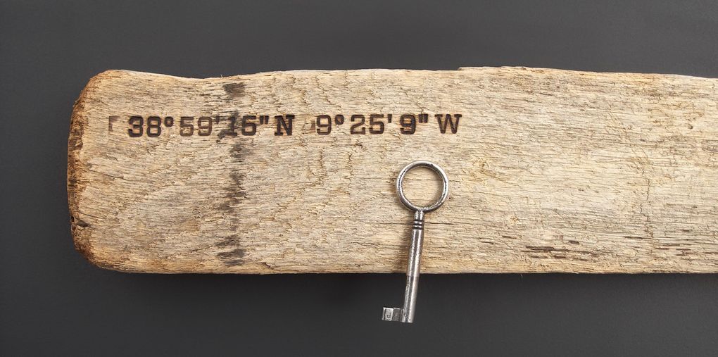 Magnetic Driftwood Board 38° 59' 15" North 9° 25' 9" West aus Treibholz gefunden am Strand in Portugal, Atlantischer Ozean. Das Magnetbrett kann als Schlüsselbrett, Messerbrett, Messerleiste, Fotoleiste oder Bilderleiste genutzt werden.