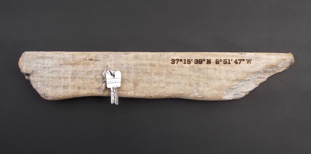 Magnetic Driftwood Board 37° 15' 39" North 8° 51' 47" West aus Treibholz gefunden am Strand in Portugal, Atlantischer Ozean. Das Magnetbrett kann als Schlüsselbrett, Messerbrett, Messerleiste, Fotoleiste oder Bilderleiste genutzt werden.
