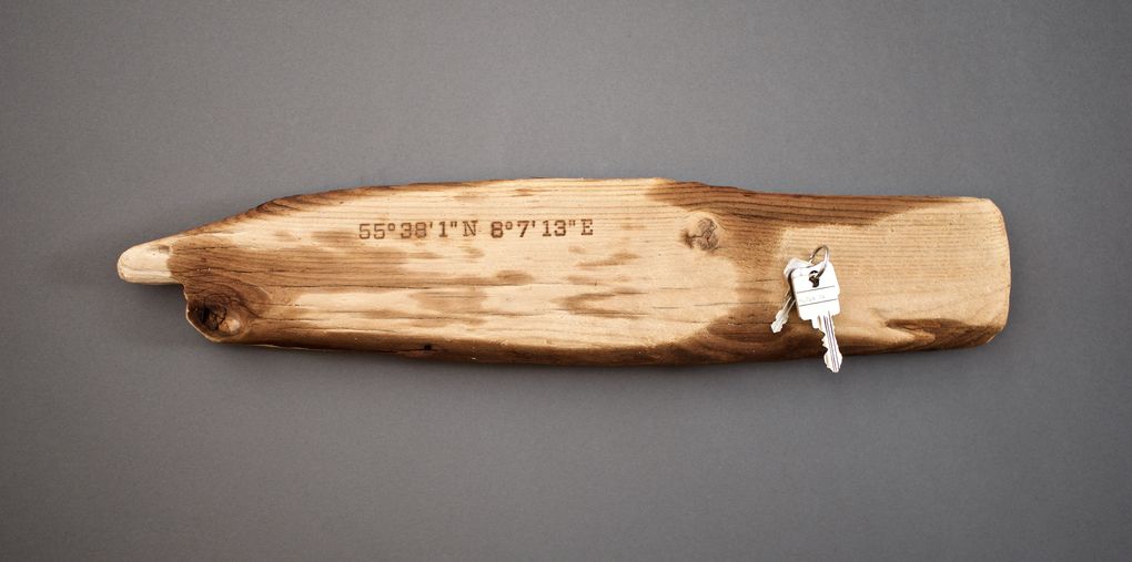 Magnetic Driftwood Board 55° 38' 1" North 8° 7' 13" East aus Treibholz gefunden am Strand in Dänemark, Nordsee. Das Magnetbrett kann als Schlüsselbrett, Messerbrett, Messerleiste, Fotoleiste oder Bilderleiste genutzt werden.