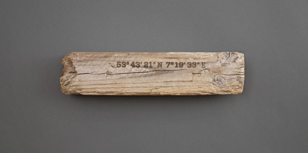 Magnetic Driftwood Board 53° 43' 21" North 7° 19' 33" East aus Treibholz gefunden am Strand in Deutschland, Nordsee. Das Magnetbrett kann als Schlüsselbrett, Messerbrett, Messerleiste, Fotoleiste oder Bilderleiste genutzt werden.