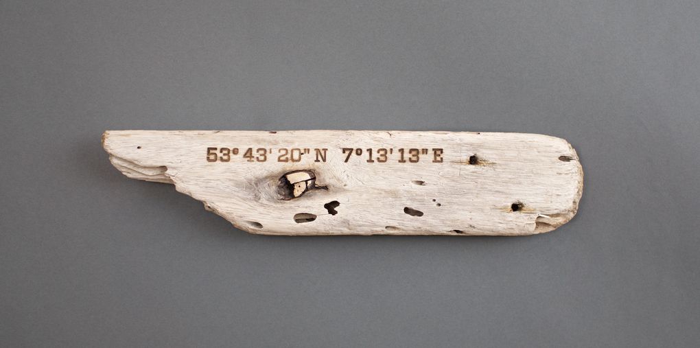 Magnetic Driftwood Board 53° 43' 20" North 7° 13' 13" East aus Treibholz gefunden am Strand in Deutschland, Nordsee. Das Magnetbrett kann als Schlüsselbrett, Messerbrett, Messerleiste, Fotoleiste oder Bilderleiste genutzt werden.
