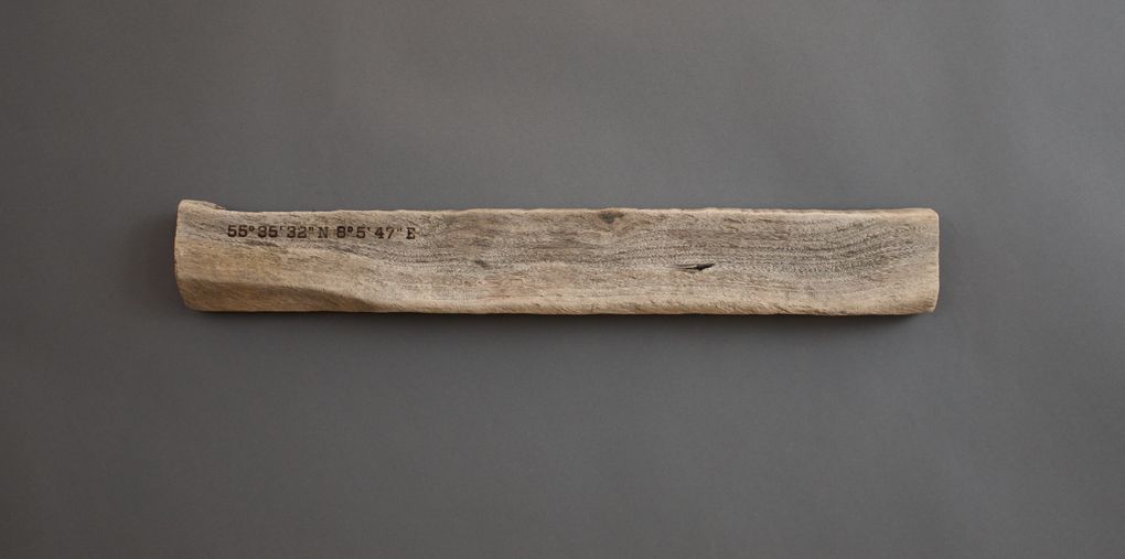 Magnetic Driftwood Board 55° 35' 32" North 8° 5' 47" East aus Treibholz gefunden am Strand in Dänemark, Nordsee. Das Magnetbrett kann als Schlüsselbrett, Messerbrett, Messerleiste, Fotoleiste oder Bilderleiste genutzt werden.