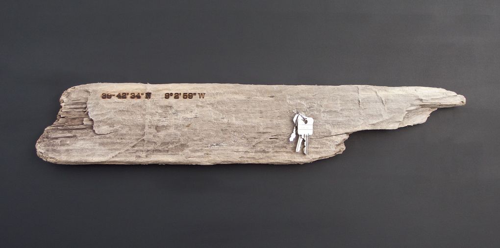 Magnetic Driftwood Board 39° 42' 34" North 9° 2' 59" West aus Treibholz gefunden am Strand in Portugal, Atlantischer Ozean. Das Magnetbrett kann als Schlüsselbrett, Messerbrett, Messerleiste, Fotoleiste oder Bilderleiste genutzt werden.