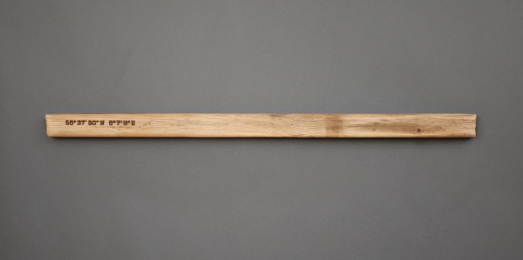 Magnetic Driftwood Board 55° 37' 60" North 8° 7' 9" East aus Treibholz gefunden am Strand in Dänemark, Nordsee. Das Magnetbrett kann als Schlüsselbrett, Messerbrett, Messerleiste, Fotoleiste oder Bilderleiste genutzt werden.