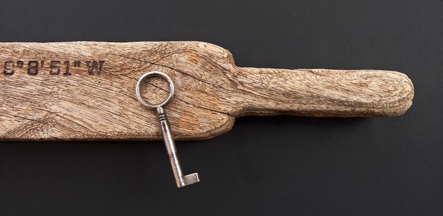 Treibholz mit Magneten als Schlüsselbrett, Geografische Koordinaten mit einem Brennstempel in das Holz gebrannt, Typografie