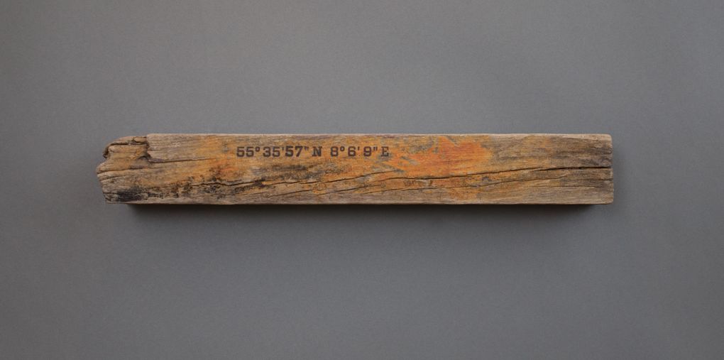 Magnetic Driftwood Board 55° 35' 57" North 8° 6' 9" East aus Treibholz gefunden am Strand in Dänemark, Nordsee. Das Magnetbrett kann als Schlüsselbrett, Messerbrett, Messerleiste, Fotoleiste oder Bilderleiste genutzt werden.