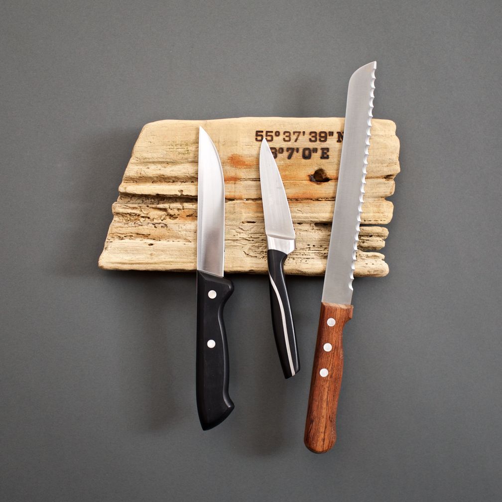 Magnetic Driftwood Board as a Knife board with kitchen knives