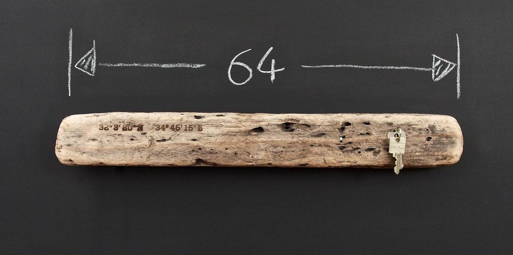 Magnetic Driftwood Board 32° 3' 20" North 34° 45' 15" East aus Treibholz gefunden am Strand in Israel, Mittelmeer. Das Magnetbrett kann als Schlüsselbrett, Messerbrett, Messerleiste, Fotoleiste oder Bilderleiste genutzt werden.