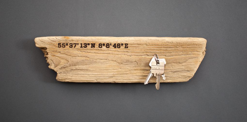 Magnetic Driftwood Board 55° 37' 13" North 8° 6' 46" East aus Treibholz gefunden am Strand in Dänemark, Nordsee. Das Magnetbrett kann als Schlüsselbrett, Messerbrett, Messerleiste, Fotoleiste oder Bilderleiste genutzt werden.