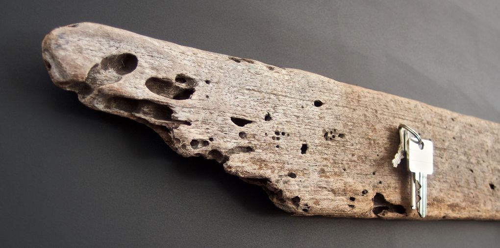 Magnetic Driftwood Board 41° 9' 44" North 8° 41' 9" West aus Treibholz gefunden am Strand in Portugal, Atlantischer Ozean. Das Magnetbrett kann als Schlüsselbrett, Messerbrett, Messerleiste, Fotoleiste oder Bilderleiste genutzt werden.