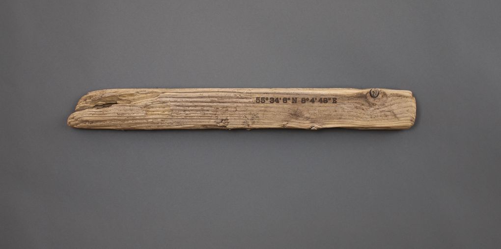 Magnetic Driftwood Board 55° 34' 6" North 8° 4' 46" East aus Treibholz gefunden am Strand in Dänemark, Nordsee. Das Magnetbrett kann als Schlüsselbrett, Messerbrett, Messerleiste, Fotoleiste oder Bilderleiste genutzt werden.