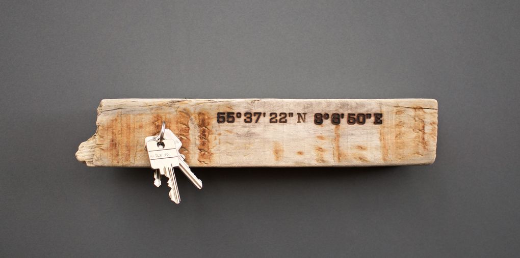 Magnetic Driftwood Board 55° 37' 22" North 8° 6' 50" East aus Treibholz gefunden am Strand in Dänemark, Nordsee. Das Magnetbrett kann als Schlüsselbrett, Messerbrett, Messerleiste, Fotoleiste oder Bilderleiste genutzt werden.