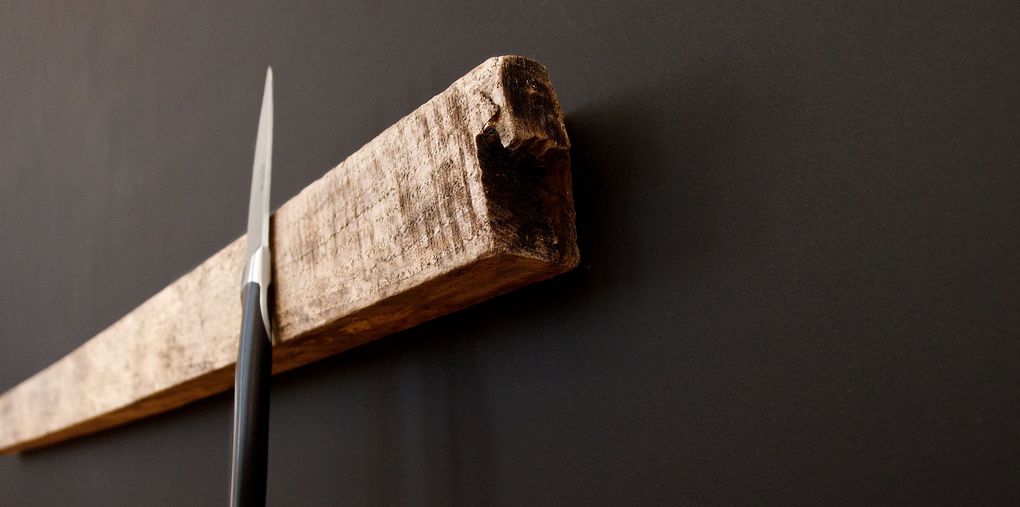 Magnetic Driftwood Board 55° 8' 7" North 8° 28' 39" East aus Treibholz gefunden am Strand in Dänemark, Nordsee. Das Magnetbrett kann als Schlüsselbrett, Messerbrett, Messerleiste, Fotoleiste oder Bilderleiste genutzt werden.