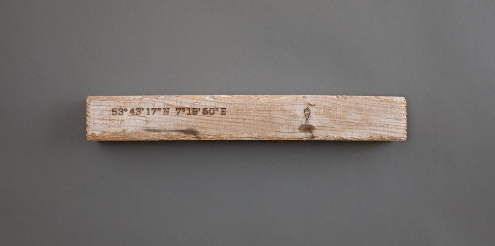 Magnetic Driftwood Board 53° 43' 17" North 7° 19' 50" East aus Treibholz gefunden am Strand in Deutschland, Nordsee. Das Magnetbrett kann als Schlüsselbrett, Messerbrett, Messerleiste, Fotoleiste oder Bilderleiste genutzt werden.