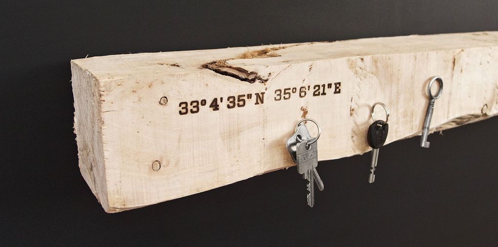 Magnetic Driftwood Board 33° 4' 35" North 35° 6' 21" East aus Treibholz gefunden am Strand in Israel, Mittelmeer. Das Magnetbrett kann als Schlüsselbrett, Messerbrett, Messerleiste, Fotoleiste oder Bilderleiste genutzt werden.