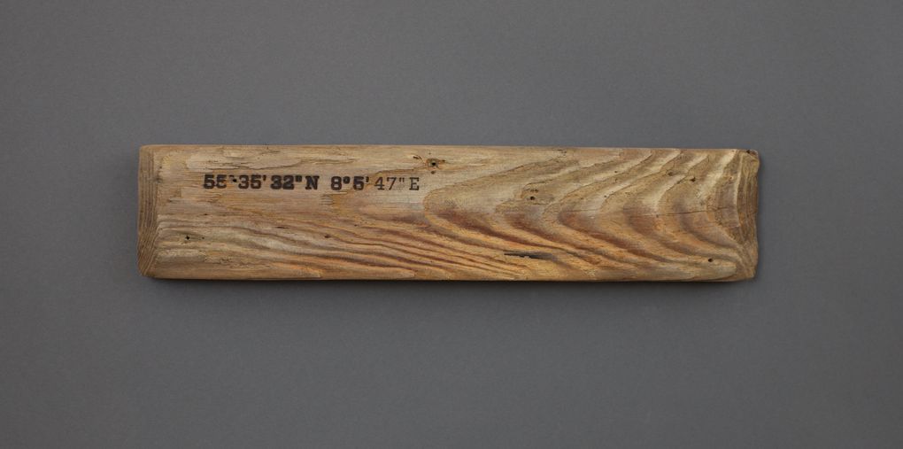 Magnetic Driftwood Board 55° 35' 32" North 8° 5' 47" East aus Treibholz gefunden am Strand in Dänemark, Nordsee. Das Magnetbrett kann als Schlüsselbrett, Messerbrett, Messerleiste, Fotoleiste oder Bilderleiste genutzt werden.