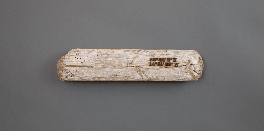 Magnetic Driftwood Board 65° 44' 9" North 14° 51' 22" West aus Treibholz gefunden am Strand in Island, Europäisches Nordmeer. Das Magnetbrett kann als Schlüsselbrett, Messerbrett, Messerleiste, Fotoleiste oder Bilderleiste genutzt werden.