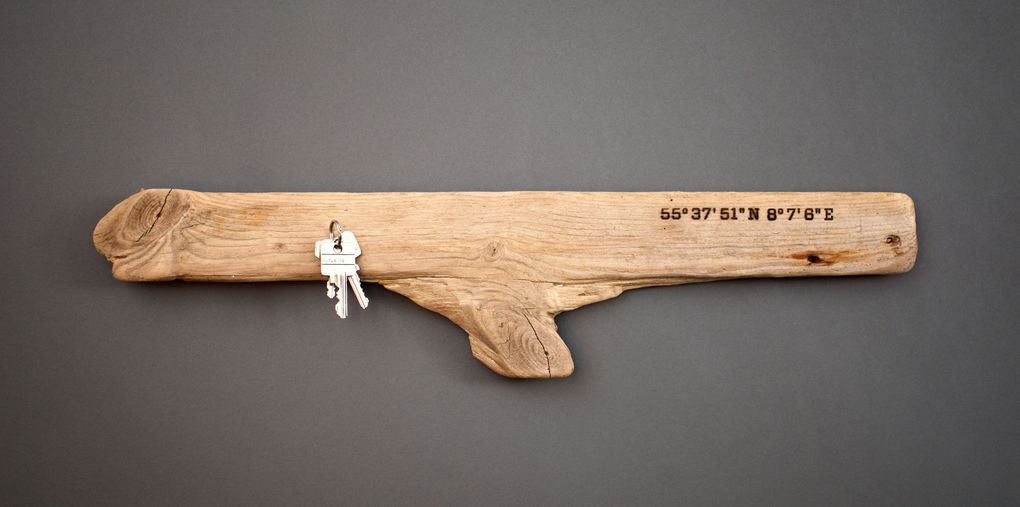 Magnetic Driftwood Board 55° 37' 51" North 8° 7' 6" East aus Treibholz gefunden am Strand in Dänemark, Nordsee. Das Magnetbrett kann als Schlüsselbrett, Messerbrett, Messerleiste, Fotoleiste oder Bilderleiste genutzt werden.