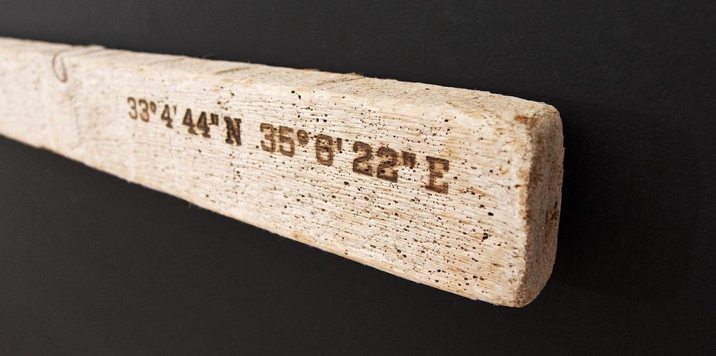 Magnetic Driftwood Board 33° 4' 44" North 35° 6' 22" East aus Treibholz gefunden am Strand in Israel, Mittelmeer. Das Magnetbrett kann als Schlüsselbrett, Messerbrett, Messerleiste, Fotoleiste oder Bilderleiste genutzt werden.
