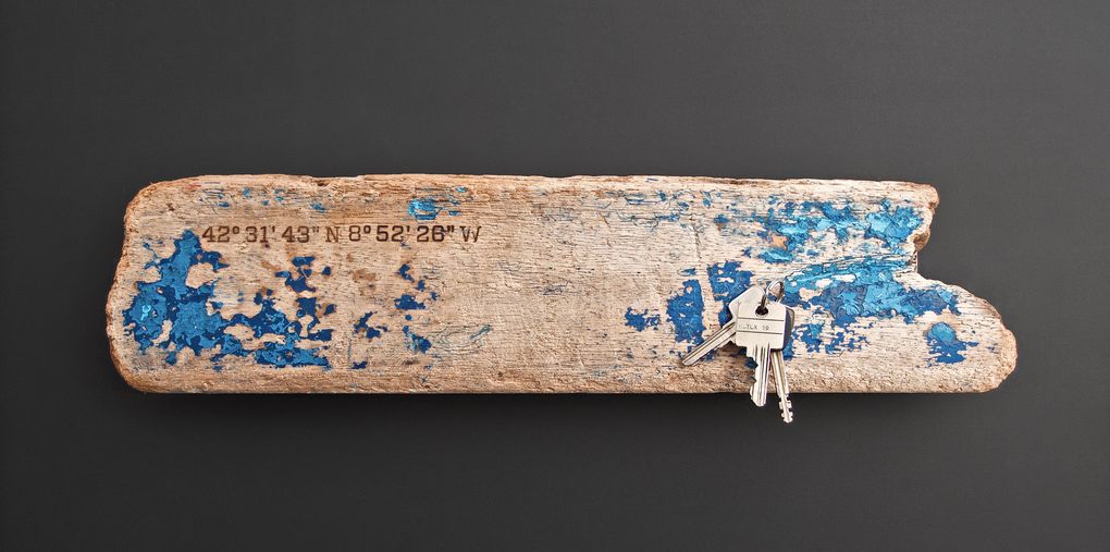 Magnetic Driftwood Board 42° 31' 43" North 8° 52' 26" West aus Treibholz gefunden am Strand in Spanien, Atlantischer Ozean. Das Magnetbrett kann als Schlüsselbrett, Messerbrett, Messerleiste, Fotoleiste oder Bilderleiste genutzt werden.