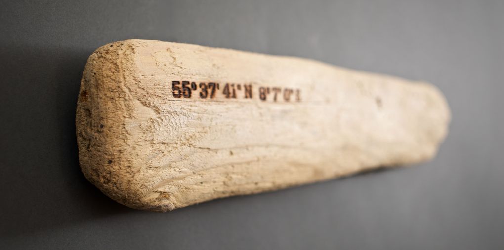 Magnetic Driftwood Board 55° 37' 41" North 8° 7' 0" East aus Treibholz gefunden am Strand in Dänemark, Nordsee. Das Magnetbrett kann als Schlüsselbrett, Messerbrett, Messerleiste, Fotoleiste oder Bilderleiste genutzt werden.