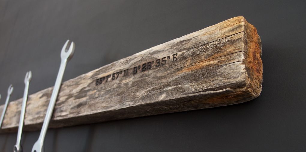 Magnetic Driftwood Board 55° 7' 57" North 8° 28' 35" East aus Treibholz gefunden am Strand in Dänemark, Nordsee. Das Magnetbrett kann als Schlüsselbrett, Messerbrett, Messerleiste, Fotoleiste oder Bilderleiste genutzt werden.