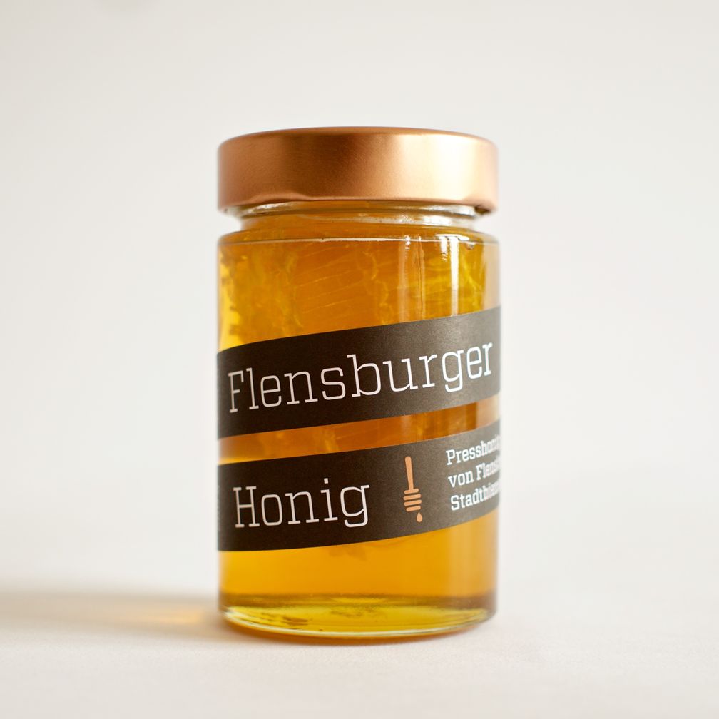 Glas Flensburger Honig mit Wabe, Presshonig von Flensburger Stadtbienen mit Wabenstück aus Naturwabenbau, naturbelassener Stadthonig mit Wabenhonig