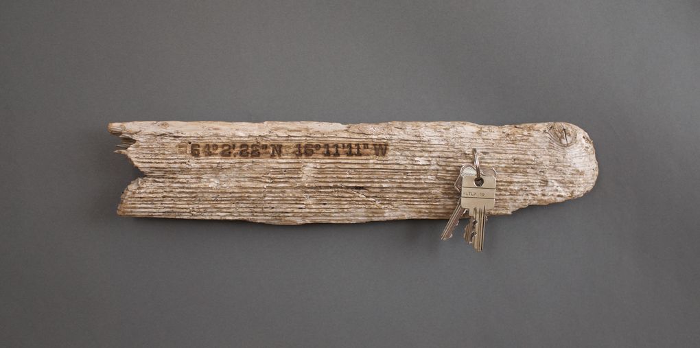 Magnetic Driftwood Board 64° 2' 22" North 16° 11' 11" West aus Treibholz gefunden am Strand in Island, Nordatlantik. Das Magnetbrett kann als Schlüsselbrett, Messerbrett, Messerleiste, Fotoleiste oder Bilderleiste genutzt werden.