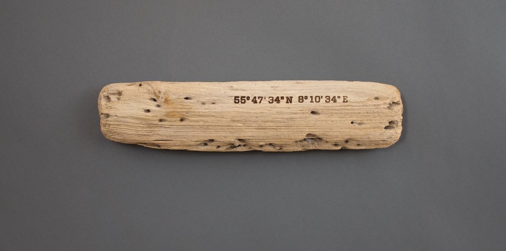 Magnetic Driftwood Board 55° 47' 34" North 8° 10' 34" East aus Treibholz gefunden am Strand in Dänemark, Nordsee. Das Magnetbrett kann als Schlüsselbrett, Messerbrett, Messerleiste, Fotoleiste oder Bilderleiste genutzt werden.