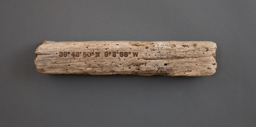 Magnetic Driftwood Board 39° 42' 50" North 9° 2' 56" West aus Treibholz gefunden am Strand in Portugal, Atlantischer Ozean. Das Magnetbrett kann als Schlüsselbrett, Messerbrett, Messerleiste, Fotoleiste oder Bilderleiste genutzt werden.