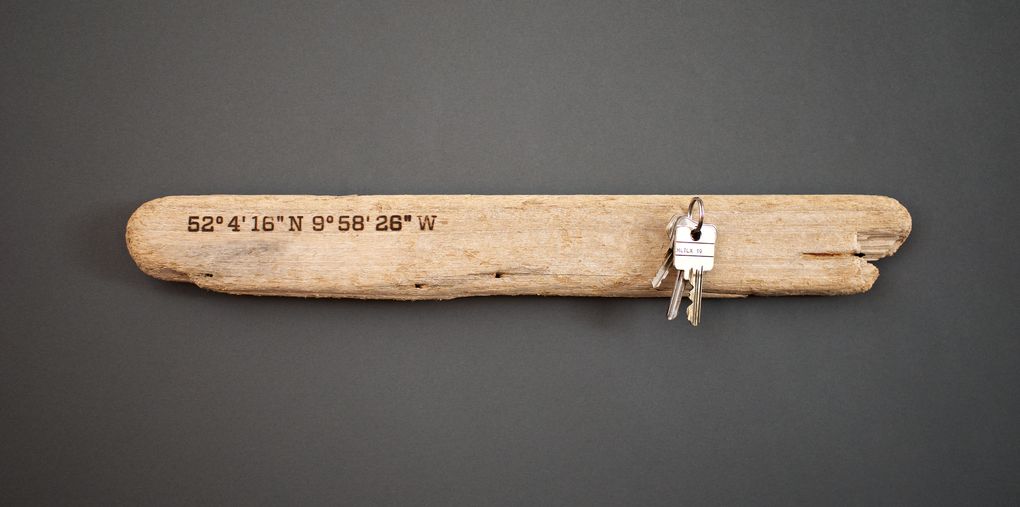 Magnetic Driftwood Board 52° 4' 16" North 9° 58' 26" West aus Treibholz gefunden am Strand in Irland, Atlantischer Ozean. Das Magnetbrett kann als Schlüsselbrett, Messerbrett, Messerleiste, Fotoleiste oder Bilderleiste genutzt werden.
