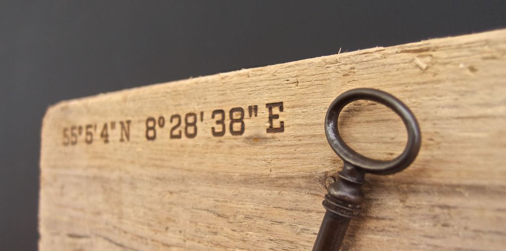 Magnetic Driftwood Board 55° 5' 4" North 8° 28' 38" East aus Treibholz gefunden am Strand in Dänemark, Nordsee. Das Magnetbrett kann als Schlüsselbrett, Messerbrett, Messerleiste, Fotoleiste oder Bilderleiste genutzt werden.