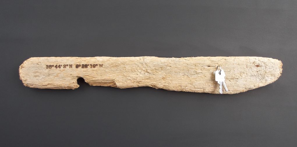 Magnetic Driftwood Board 38° 44' 2" North 9° 28' 19" West aus Treibholz gefunden am Strand in Portugal, Atlantischer Ozean. Das Magnetbrett kann als Schlüsselbrett, Messerbrett, Messerleiste, Fotoleiste oder Bilderleiste genutzt werden.